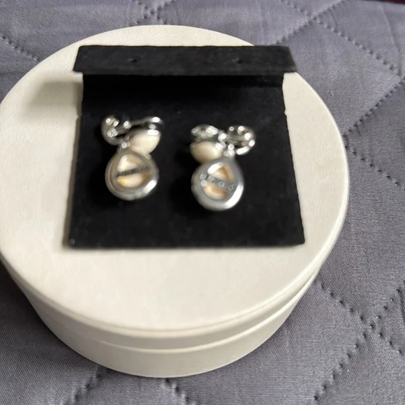 🥰Sophisticated Napier Cream and Silver Drop Earrings - Picture 2 of 4
